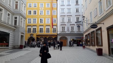 Salzburg 105 - stopping for a few moments in front of Mozart's Birthhouse, at Getreidegasse 9, on a 27 January at noon