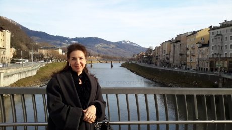 Salzburg 119 - On the bridge over the Salzach River, on the way to the fortepiano recital, in a beautiful day of 27 January