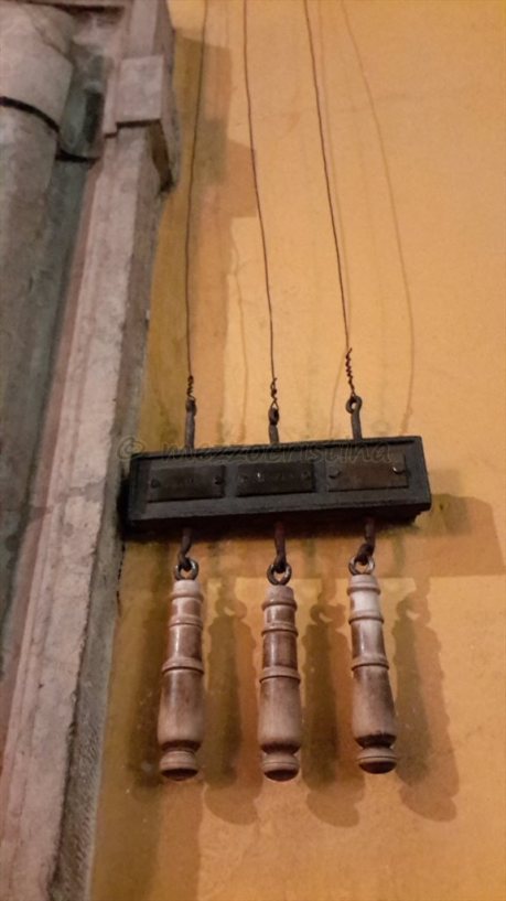 salzburg-194-old-door-bells-on-the-outside-of-the-hagenauerhaus-mozart-geburtshaus-in-the-evening-of-a-27-january
