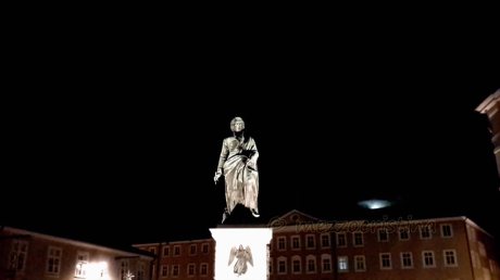 salzburg-202-mozart-statue-in-mozartplatz-in-the-evening-of-27-january-2016