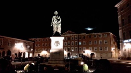 salzburg-203-mozart-statue-in-mozartplatz-in-the-evening-of-27-january-2016